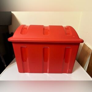 Vintage Rubbermaid Treasure Chest With Lid Storage Bin Tote Red Pirate